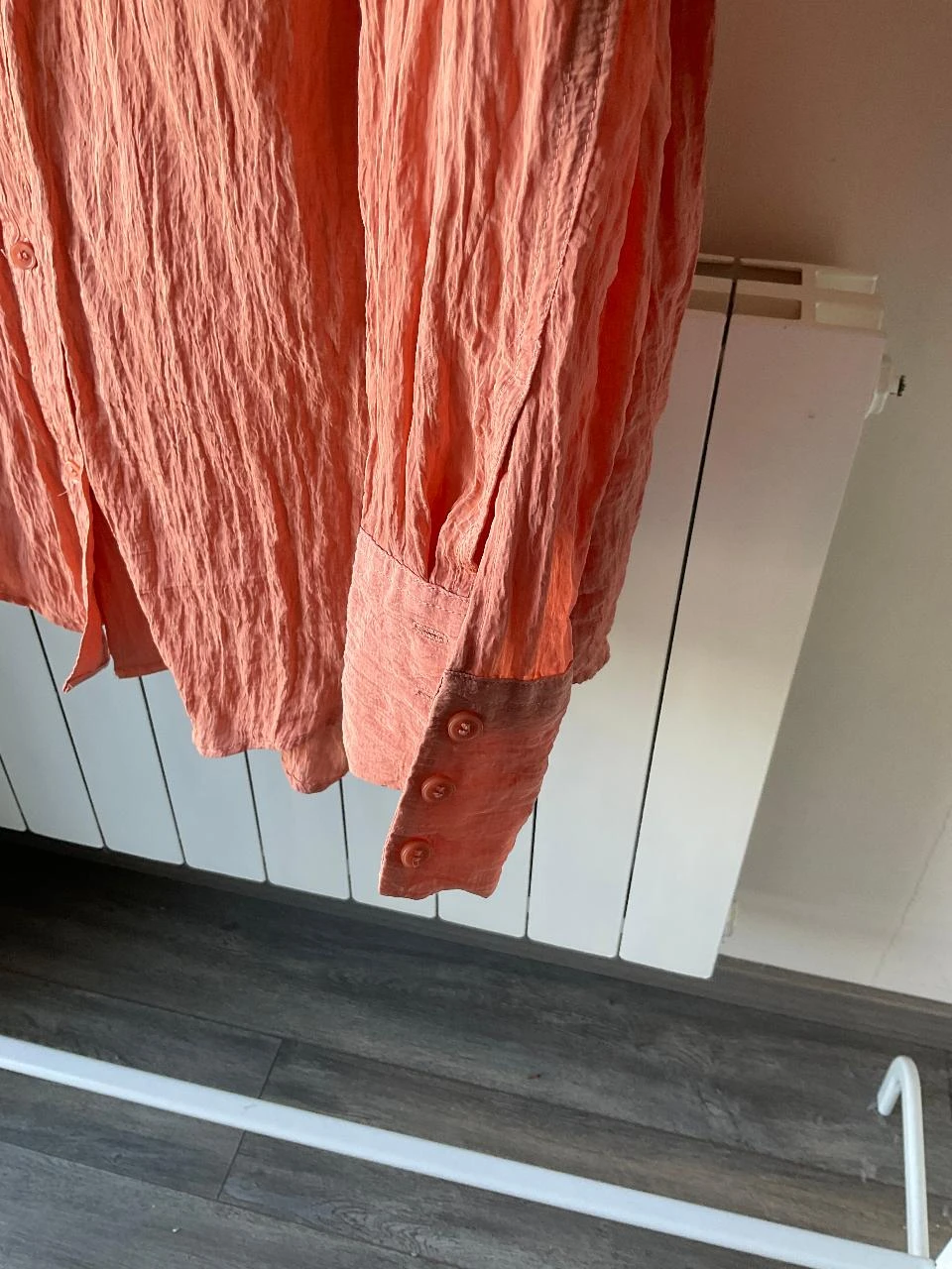 Camisa de cetim com efeito texturizado rosa coral H&M tamanho M – photo 4